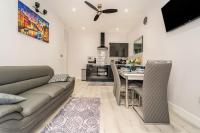 B&B Seven Kings - Stylish 2Bedroom flat near train station in London - Bed and Breakfast Seven Kings