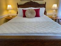 Habitación con cama grande y vistas al mar