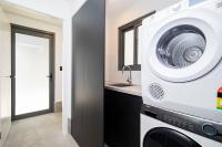 Beach Meets Bush at Expansive Treetop Oasis - B&B Newcastle