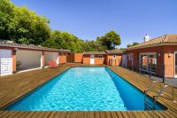 B&B Cascais - Poolside Paradise: Your Dream Retreat in Cascais w/ S-Pool, Gym and Parking - Bed and Breakfast Cascais