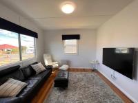 B&B Long Jetty - A delightful two-bedroom cottage on Toowoon Bay. - Bed and Breakfast Long Jetty