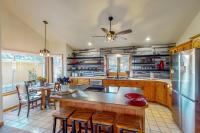 Lake-View, Dog-Friendly 5BR with Fireplaces, Deck - Chambres d’hôtes Greeley