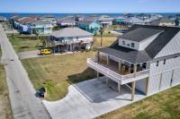 B&B Bolivar Peninsula - Walk to Beach, King Bed, Golf Cart, Sea the Light - Bed and Breakfast Bolivar Peninsula