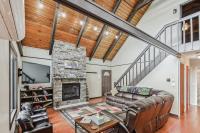 Poconos Chalet newly renovated, great location home - Bed and Breakfast Tobyhanna