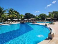 Cond Genipabu Club House a 900mts Praia Guarajuba com Jardim, 3 Quartos, Vagas de Garagem e Cozinha totalmente Equipada - B&B Camaçari