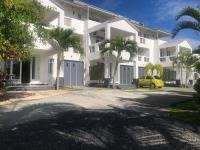 Spacious Three Bedroom Apartment - Bed and Breakfast
