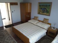 Dreibettzimmer mit Gartenblick