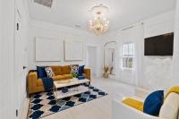 Coco's Cozy Cabana - Hot Tub Walk to Downtown - B&B