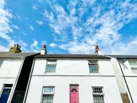 Northdene Cottage - cosy old fisherman's cottage two mins from sea - free parking - wood burning stove - roll top bath - dog friendly - B&B