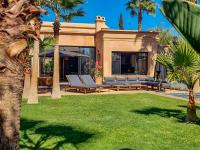 Villa avec gouvernante et 2 piscines dont une chauffée dans domaine securise - B&B Marrakesh