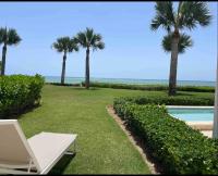 En la playa con piscina - B&B