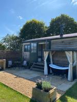 B&B Ketton - The Rabbit Warren Shepherd Hut - Bed and Breakfast Ketton