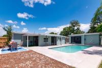 Relaxing Pool Home for Family Getaway Close to Tampa Zoo, Busch Gardens, Restaurants and Shopping! - Bed and Breakfast