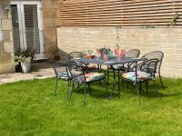 No 12 - Stylish & homely 3 bed with parking close to city centre - B&B
