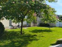 Maison familiale rénovée avec cour, à 1h30 de Paris, proche de la nature et des sites historiques. - Chambres d'hôtes La Neuville-sur-Essonne