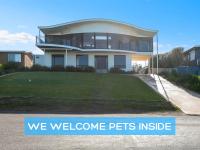 B&B Goolwa South - Architect Designed Beach House with Sweeping Views - Bed and Breakfast Goolwa South