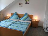 Deze driepersoonskamer heeft een gedeelde badkamer.