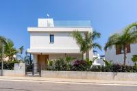 Villa Flora's 3-Bedroom Retreat with Private Pool - B&B Paralímni