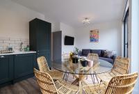 B&B London - Stunning Acton Apartment With Balcony - Bed and Breakfast London