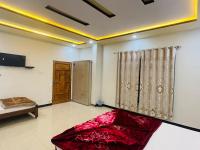 Zimmer mit Kingsize-Bett und Bergblick