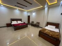 Habitación con cama extragrande y vistas a la montaña