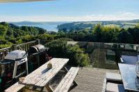 Gorgeous 3 bed house with sea views and hot tub - B&B