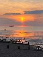 Stylish contemporary seaside holiday home with 5 bedrooms, sea view, parking and EV point - B&B Kent