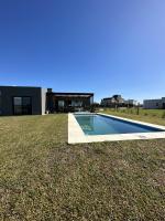 Casa familiar a la laguna en San Sebastian, Escobar, 3 dormitorios, jardín, pileta, parrilla y canoas - B&B Zelaya