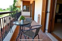 Luxury appartment, only 7 minutes from Thessaloniki airport and 15 minutes from city center ,for 8-23 people also for gatherings and parties - Chambres d'hôtes Néo Rýsi