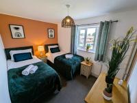6 Guests * 4 Bedroom * Free Wi-Fi - B&B Burton Latimer