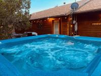 B&B Tijeras - A Cozy Cabin Escape in Tijeras-Hot Tub-Game room-Pet Friendly! - Bed and Breakfast Tijeras