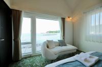 Suite con cama extragrande y vistas al mar