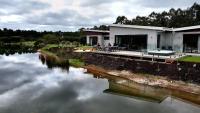 INDICA HEMP HOUSE - Multi Award Winning-Luxury-Eco designed house-lake views-hot tub-Cinema - Chambres d'hôtes Wilyabrup