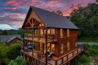 New Luxury Cabin with Stunning MountainVIEWS,HotTub, FirePit, FirePlace,2 KingBeds, 2 CoveredDecks,BBqGrill, ShuffleBoard and Pool Access - B&B