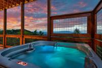 New Luxury Cabin with Stunning MountainVIEWS,HotTub, FirePit, FirePlace,2 KingBeds, 2 CoveredDecks,BBqGrill, ShuffleBoard and Pool Access - Chambres d'hôtes Sevierville