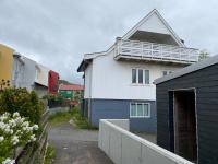 1 Bedroom Home - Private Balcony - Parking On Site - Ferienwohnung