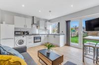 Amazing 2 bedroom apartment , ground floor ,garden ,free Wi-Fi , free parking ,sleeps up to 6 - Chambres d’hôtes Leicester
