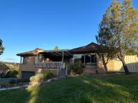 Central Sunbury home with top-hill views, high speed NBN and Netflix ready - Chambres d’hôtes Sunbury