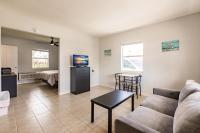 Poolfront Cottage Near Beach with Full Kitchen! - Ferienwohnung Fort Myers