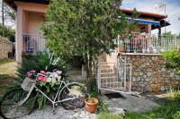 Countryside Cottage with Garden & Lake View - B&B Peraía