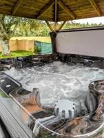FINN VILLAGE "Raspberry Cottage" Private Garden, 6-seater Hot Tub, Firepit & Pizza Stove - B&B
