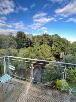 B&B Dunadry - Modern Apartment by river - 20 mins to Belfast - Bed and Breakfast Dunadry