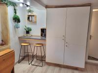 studio cosy rdc centre Laval vu château et jardin - B&B Laval