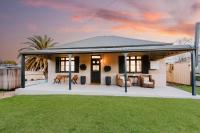 'The Gladstone' An Expansive Outdoor Oasis in Town - B&B