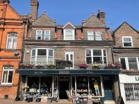 B&B Tring - Large East Side Room above G Grace & Son - Bed and Breakfast Tring