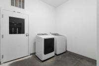 Modern Comfort 8 Beds, 4 Bedroom Walk to Restaurants, Bars, Coffee - Bed and Breakfast Nashville