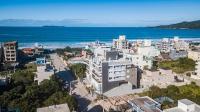 Caraíbas 202 – Lindíssimo Apartamento em Canto Grande, a 120 Metros do Mar - Piscina térreo. - B&B