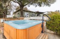 Black Bear Suite Hot Tub Sleeps 4 affordable - Ferienwohnung