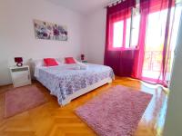 Apartment Tea-1 - Bed and Breakfast Okrug Donji