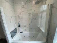 Entire 3-Bed House-Jaquzzi Bath-Private Parking- suitable for contractors - B&B Elland